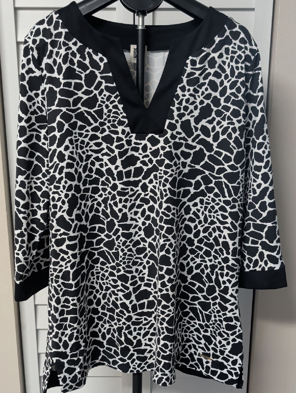 Anne Klein Black & White Abstract Notch-Neck Tunic